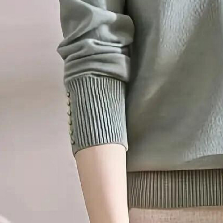 Grijze trui met lange mouwen, geribde boorden en knoopdetails op de mouw. Stijlvolle damesmode, comfortabele pasvorm, trendy design.