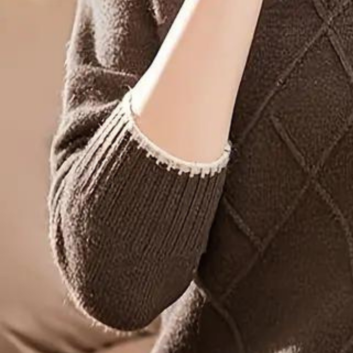 Bruine gebreide trui met geribbelde mouw en subtiel ruitpatroon, comfortabele damesmode, herfst- en winterkleding, stijlvolle casual outfit.