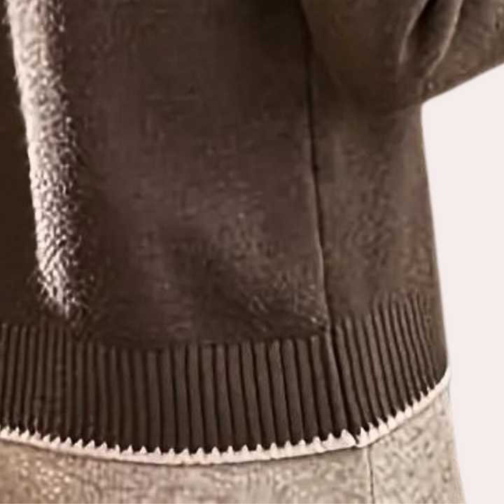 Donkerbruine gebreide trui met geribbelde zoom en subtiele textuur, ideaal voor herfstmode. Comfortabele dameskleding, trendy en stijlvol.
