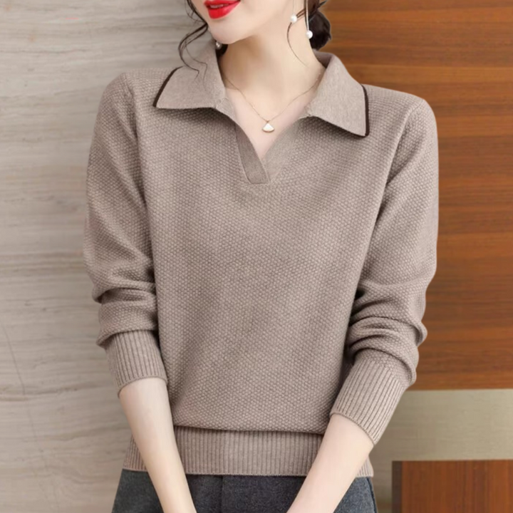 Vrouw draagt stijlvolle khaki trui met kraag, lange mouwen en subtiele textuur. Perfect voor herfstmode en casual chique outfits.