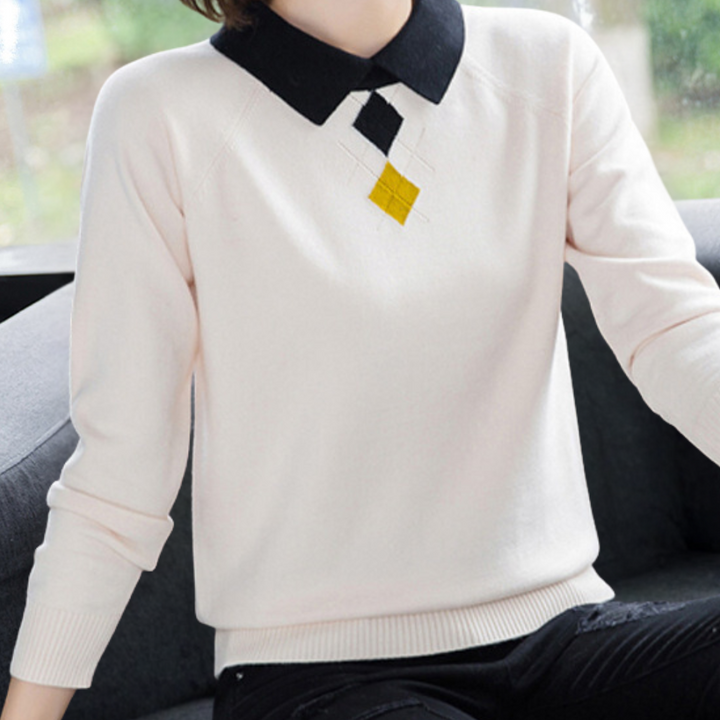 Witte damestrui met zwarte kraag en geometrisch patroon, lange mouwen, casual stijl, perfect voor herfstmode en dagelijks gebruik.