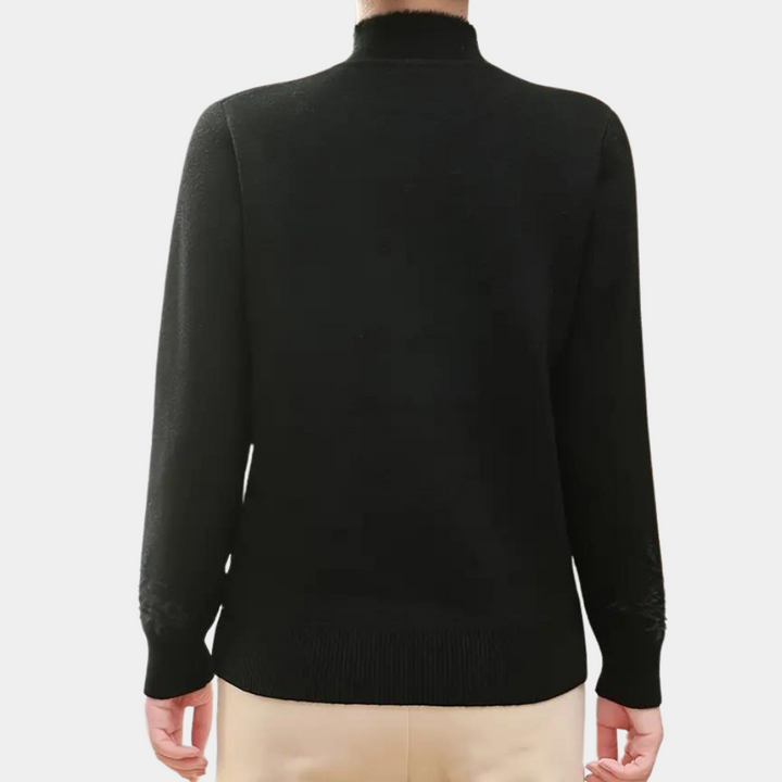 Zwarte coltrui dames, achterkant. Elegante gebreide trui, lange mouwen, casual stijl. Perfect voor herfst- en wintermode.