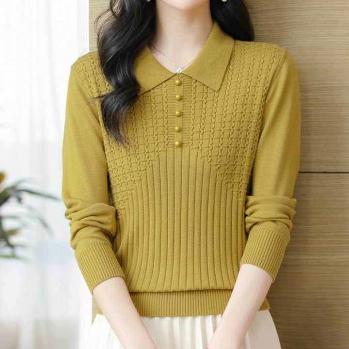 Vrouw draagt appelgroene trui met kraag en knopen, gebreid patroon, lange mouwen. Modieuze dameskleding, herfststijl, casual elegantie.