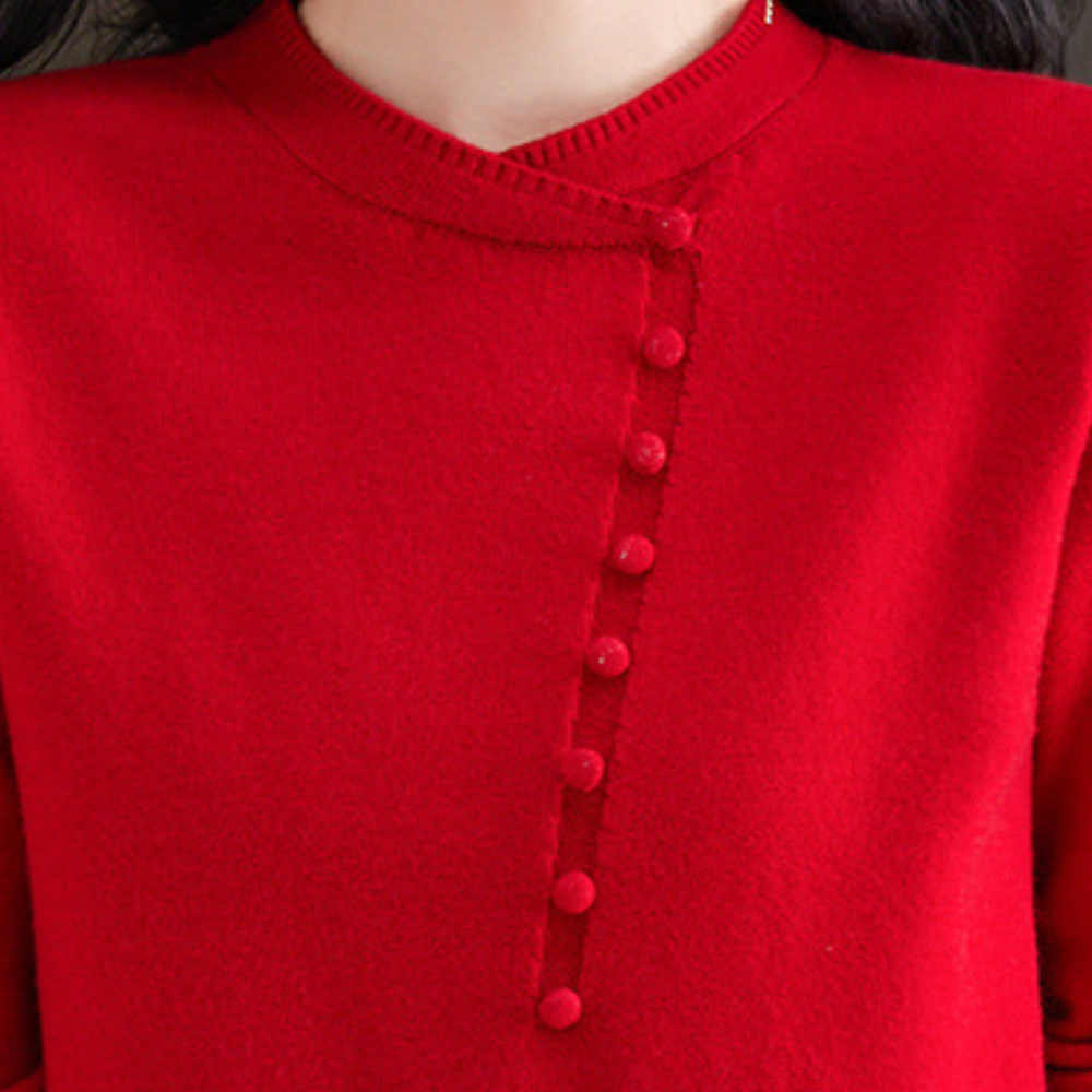 Rode trui met asymmetrische knoopsluiting, ronde hals en fijne textuur. Perfect voor damesmode, herfst- en wintercollecties.