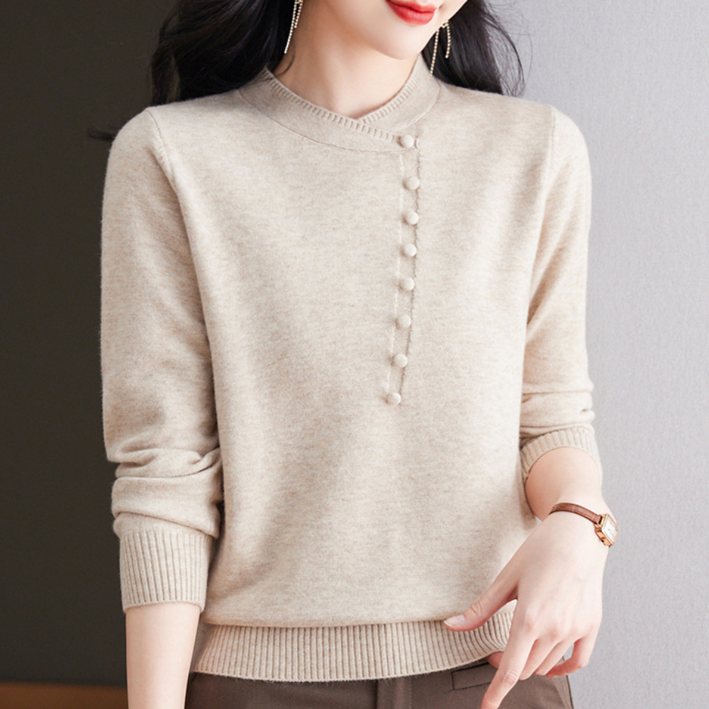 Beige damestrui met ronde hals en knoopdetails, lange mouwen, gemaakt van zachte stof. Perfect voor casual en stijlvolle herfst- en winteroutfits.