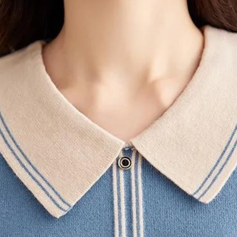 Blauwe trui met witte kraag en knoopdetail, damesmode, elegante kleding, close-up, stijlvolle outfit, modetrend, hoogwaardige stof.