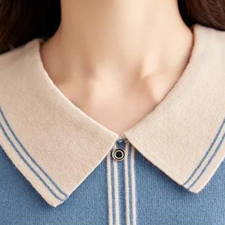 Blauwe trui met witte kraag en knoopdetail, damesmode, elegante kleding, close-up, stijlvolle outfit, modetrend, hoogwaardige stof.