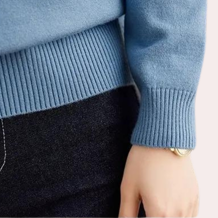 Blauwe trui met geribde boorden, gedragen door persoon. Modieuze dameskleding, comfortabele pasvorm, casual stijl, herfst- en wintermode.