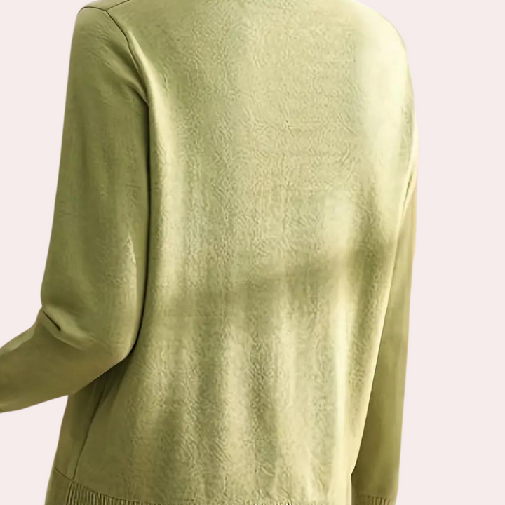 Lichtgroene damestrui met lange mouwen, gemaakt van zachte stof. Ideaal voor casual en stijlvolle outfits. Comfortabele pasvorm, modieuze keuze.