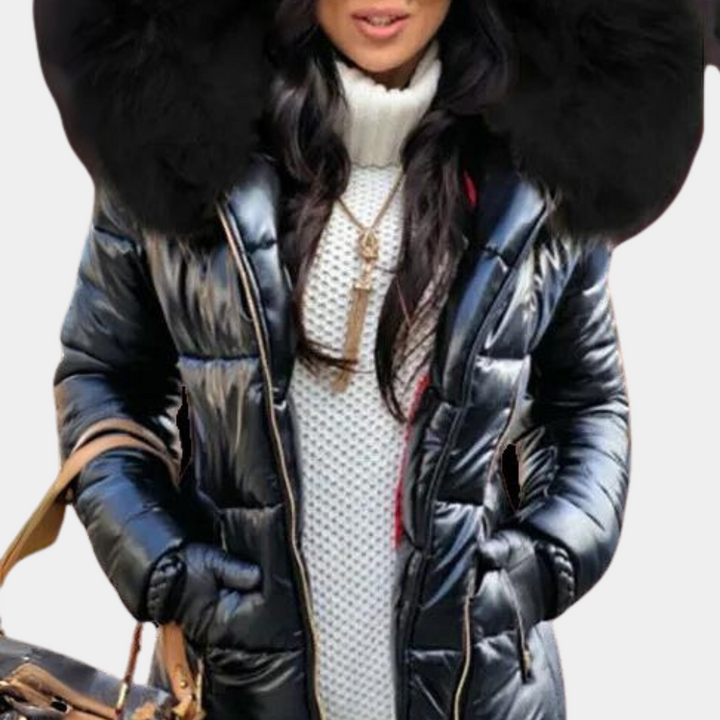 Zwarte gewatteerde winterjas met grote capuchon, gedragen door vrouw in witte trui. Modieuze damesjas, warme winterkleding, stijlvol design.