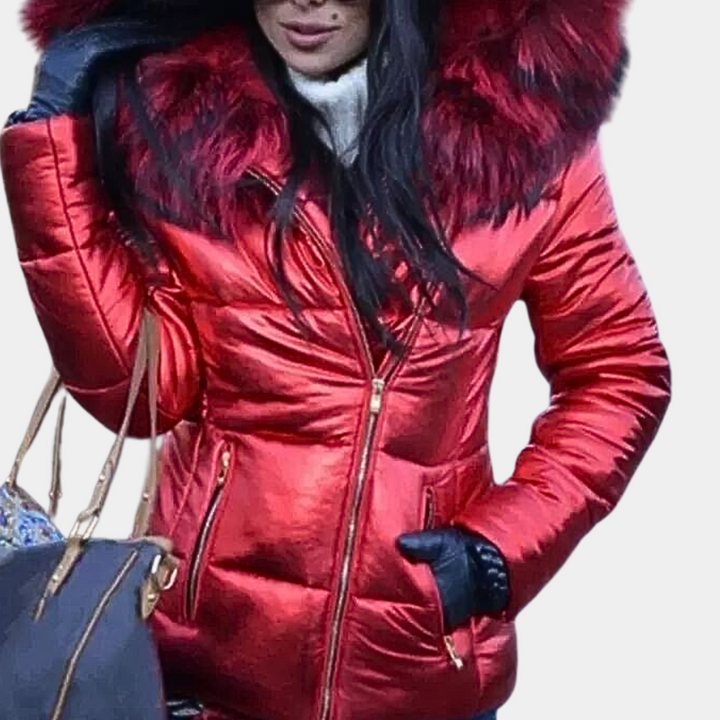 Rode glanzende winterjas met capuchon en bontkraag, gedragen door vrouw. Modieuze damesjas, warme winterkleding, trendy design.