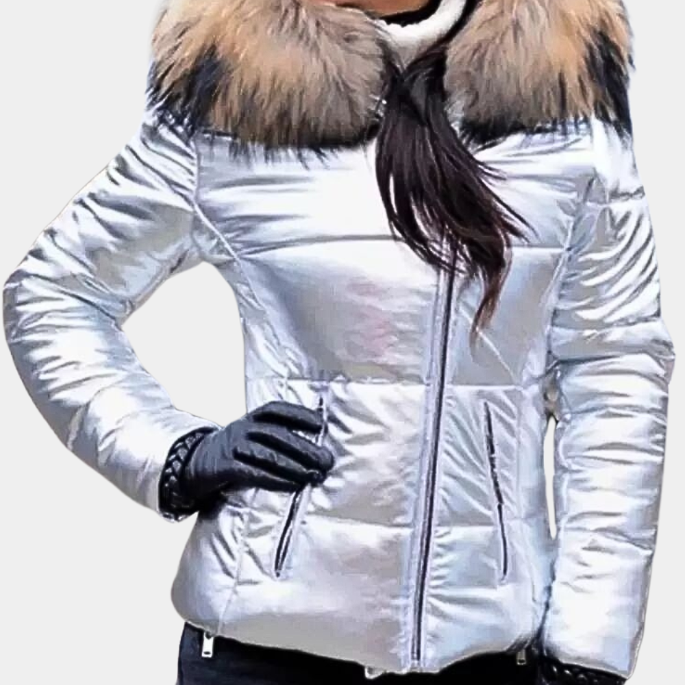 Zilveren gewatteerde jas met bontkraag, damesmode, winterkleding, stijlvolle warme jas, glanzend design, trendy winterjas, modieuze uitstraling.