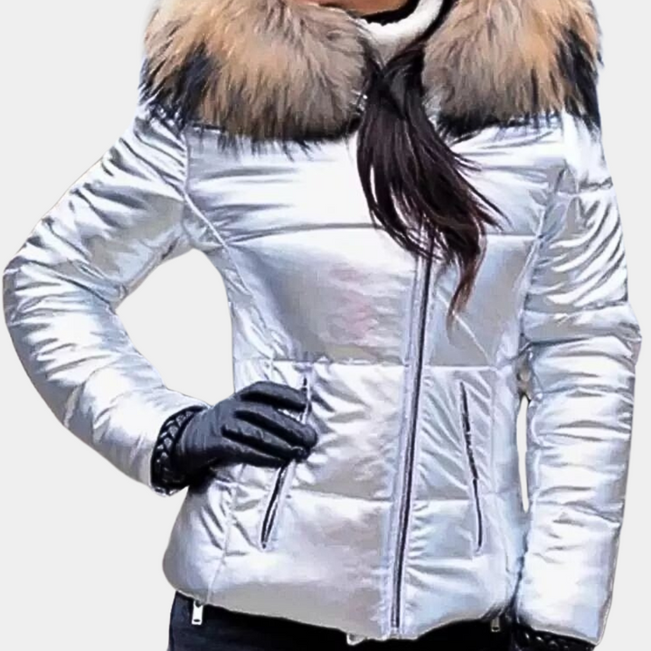 Zilveren gewatteerde jas met bontkraag, damesmode, winterkleding, stijlvolle warme jas, glanzend design, trendy winterjas, modieuze uitstraling.