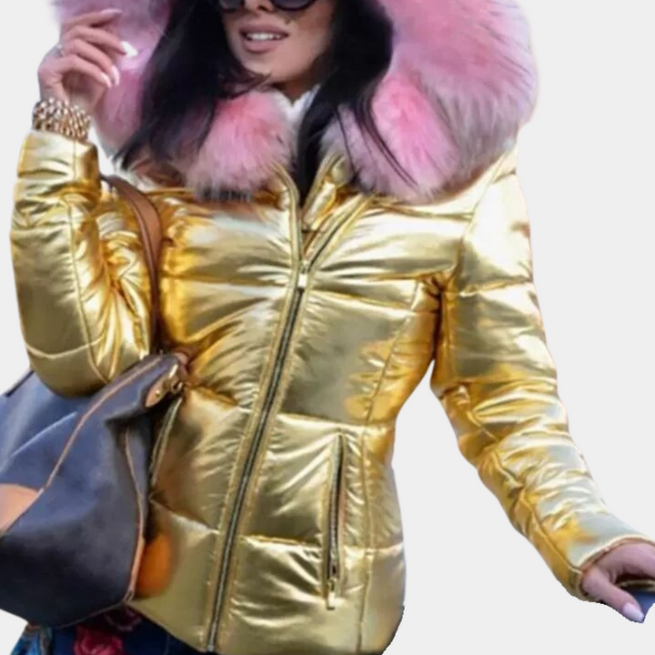 Gouden gewatteerde jas met roze bontkraag, gedragen door vrouw met zonnebril. Modieuze winterjas, trendy dameskleding, luxe uitstraling.
