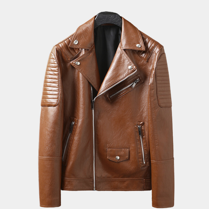 Bruine leren motorjas met asymmetrische rits, schouderdetails en zakken. Stijlvolle herenjassen, bikerjack, modetrend, herfstkleding.