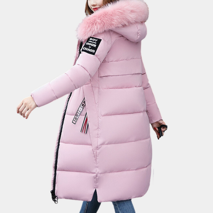 Roze gewatteerde damesjas met capuchon en bontkraag, lange mouwen, ritssluiting, en decoratieve patches. Wintermode, warme jas, trendy design.