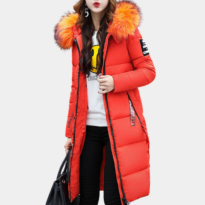 Oranje dames winterjas met bontkraag, lange pufferstijl, trendy en warm, ideaal voor koude seizoenen. Fashionable winterkleding voor vrouwen.