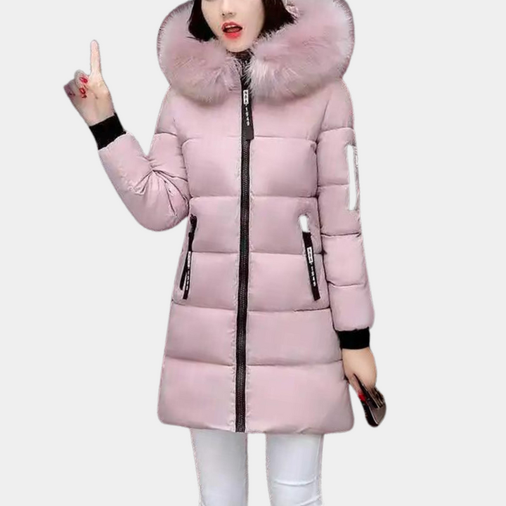 Roze dames winterjas met capuchon en bontkraag, ritssluiting en zakken. Modieuze warme jas voor koude seizoenen.