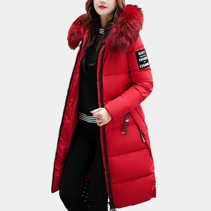 Rode dames winterjas met capuchon en bontkraag, lange gewatteerde stijl, trendy streetwear, ideaal voor koude seizoenen, modieuze uitstraling.