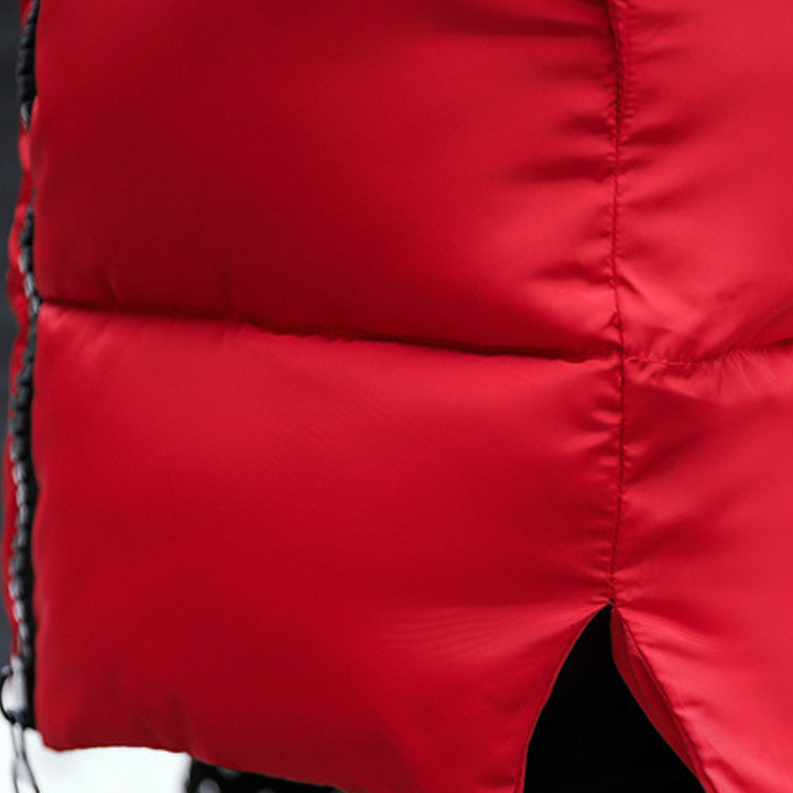 Rode gewatteerde jas met stiksels, close-up van de zoom en naden. Modieuze winterkleding, warme jas voor dames, detailopname.