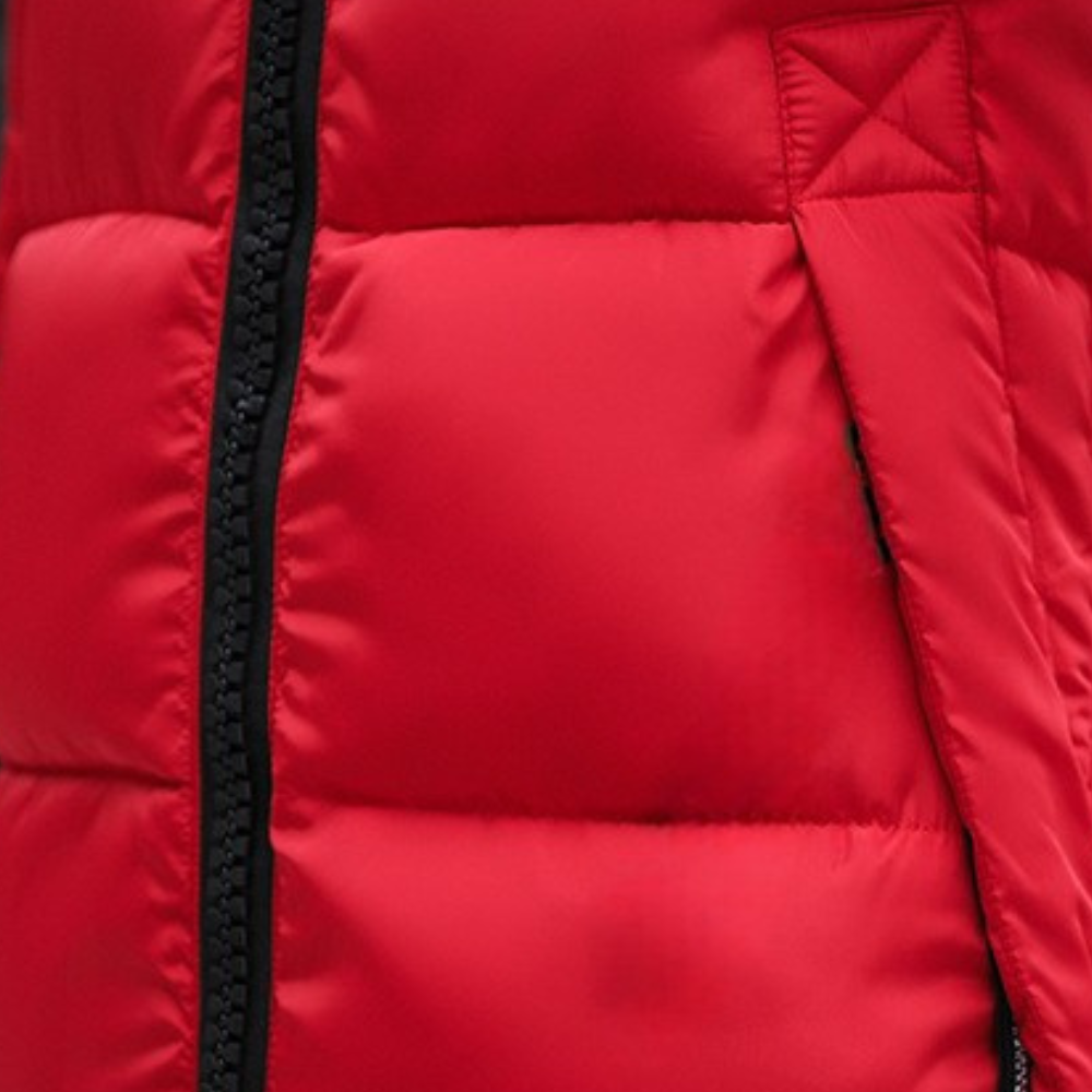 Rode gewatteerde jas met rits en steekzak, close-up. Modieuze winterjas, warme kleding, outdoor kleding, detailopname.