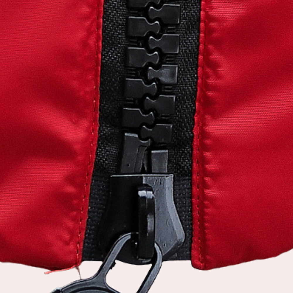 Rode jas met zwarte ritssluiting, close-up. Hoogwaardige nylon stof, duurzame rits. Mode, winterkleding, outdoor jas.