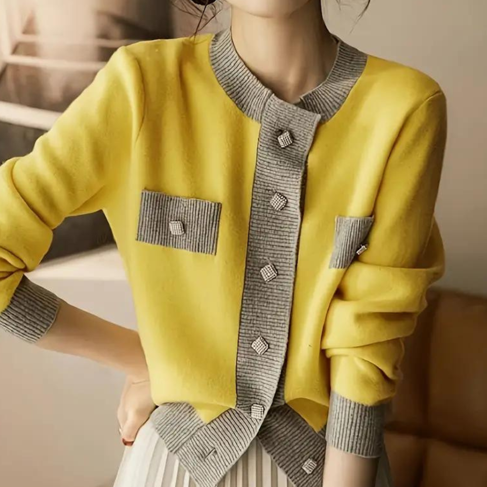 Vrouw draagt gele cardigan met grijze accenten en diamantvormige knopen, stijlvolle damesmode, herfstkleding, trendy vest, elegante outfit.