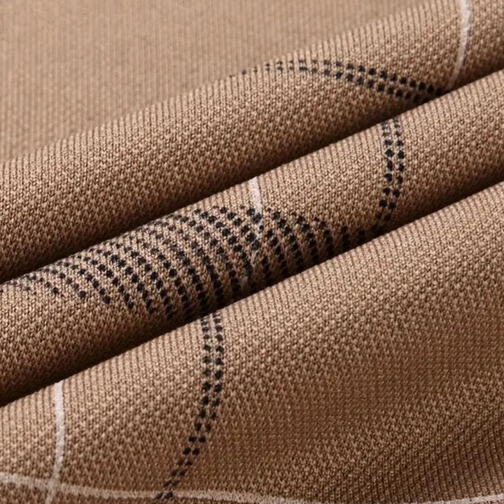 Bruine geruite stof met fijne textuur en zwarte lijnen, geschikt voor mode en interieur. Hoogwaardige textielmaterialen, perfect voor kledingontwerp.