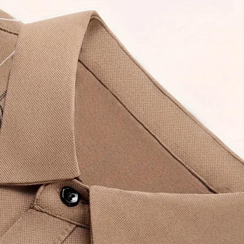 Beige poloshirt kraag detail, hoogwaardige stof, knoopsluiting, casual herenmode, stijlvolle kleding, comfortabele pasvorm.