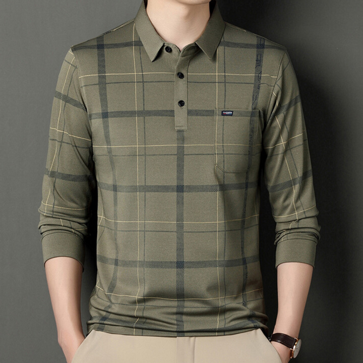 Groene geruite herenpolo met lange mouwen, knoopsluiting en borstzak. Stijlvolle casual herenkleding, perfect voor dagelijks gebruik.