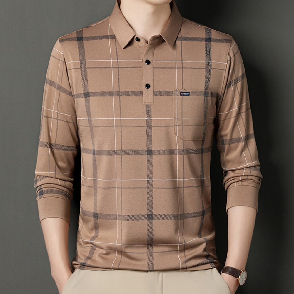 Khaki geruite polo met lange mouwen voor heren, stijlvolle casual look, knoopsluiting, borstzak, geschikt voor modieuze herenkleding.