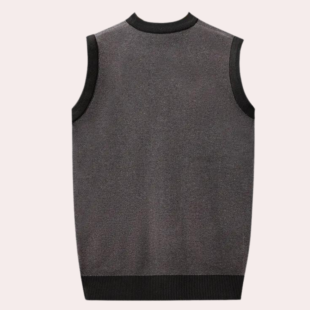 Grijze mouwloze trui voor heren, achterkant. Stijlvolle herenkleding, casual vest, comfortabele pasvorm, modieuze herentrui.