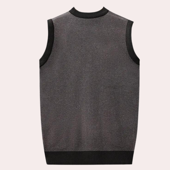 Grijze mouwloze trui voor heren, achterkant. Stijlvolle herenkleding, casual vest, comfortabele pasvorm, modieuze herentrui.