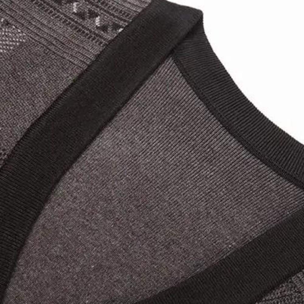 Grijze gebreide trui met zwarte V-hals en subtiel patroon. Hoogwaardige herenkleding, stijlvol en comfortabel. Perfect voor casual en formele gelegenheden.