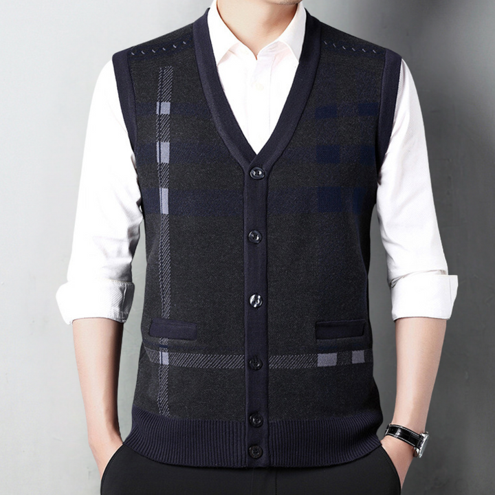 Man in stijlvolle zwarte gilet met ruitpatroon, witte overhemd, opgerolde mouwen. Modieuze herenkleding, casual chique stijl.