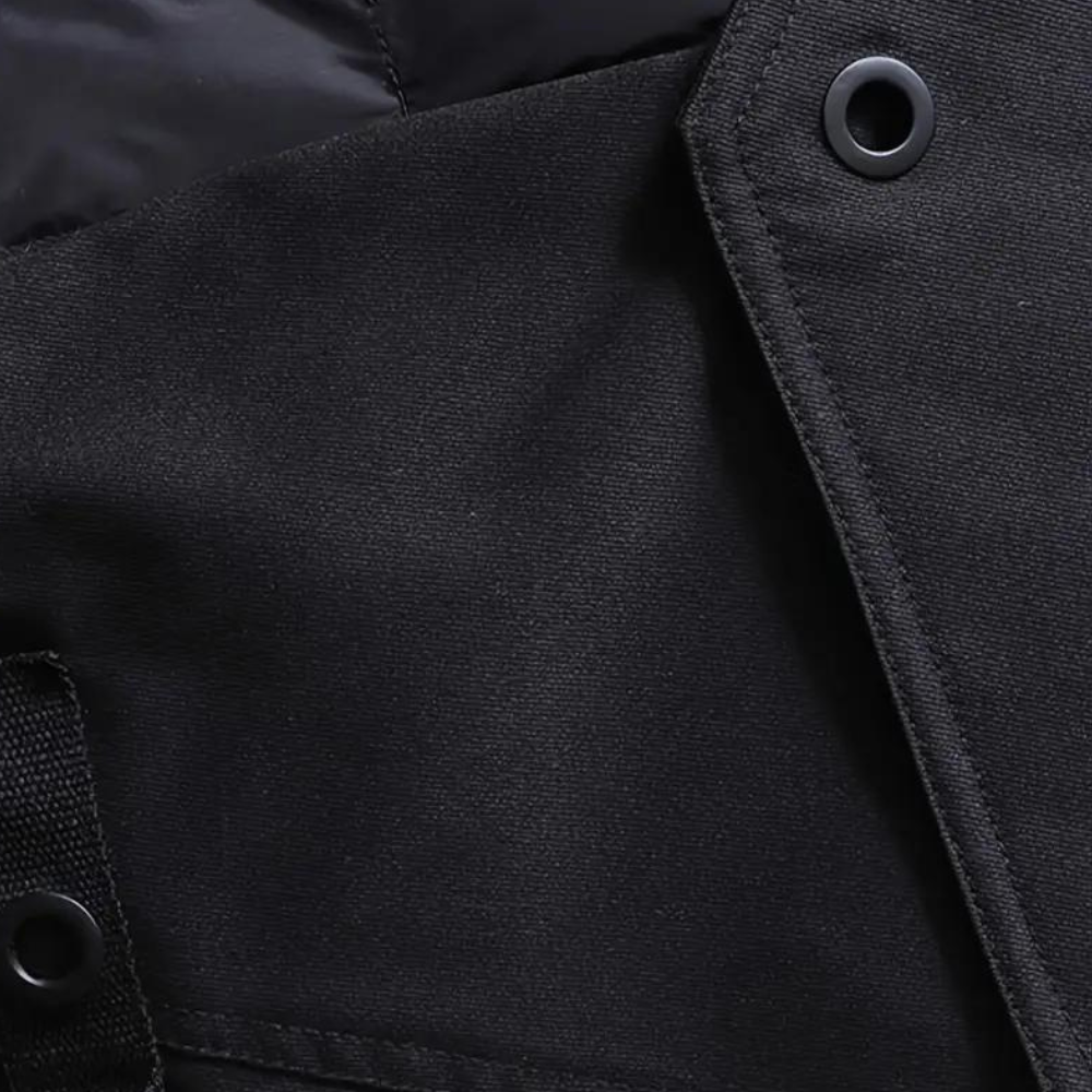 Zwarte jas met knoopdetails en stevige stof, close-up. Hoogwaardige winterjas, duurzame materialen, modieuze buitenkleding voor heren.