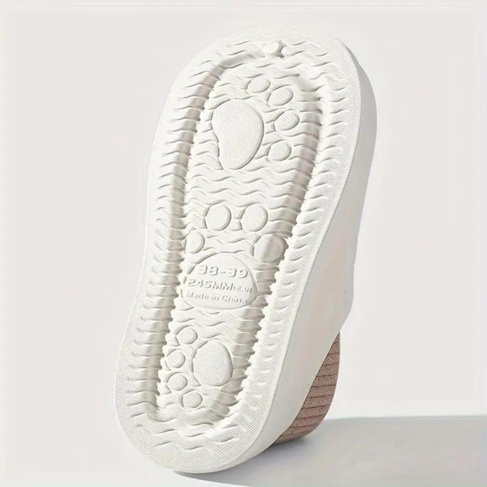 Witte rubberen zool van een slipper met antislipprofiel, maat 38-39, gemaakt in China. Comfortabele damesmode, duurzaam schoeisel.