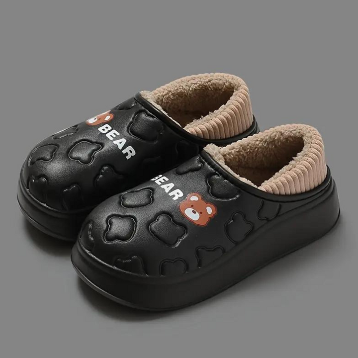 Zwarte pantoffels met berenmotief en beige voering, comfortabele winterse huisschoenen voor kinderen, antislip zool, warme binnenvoering.