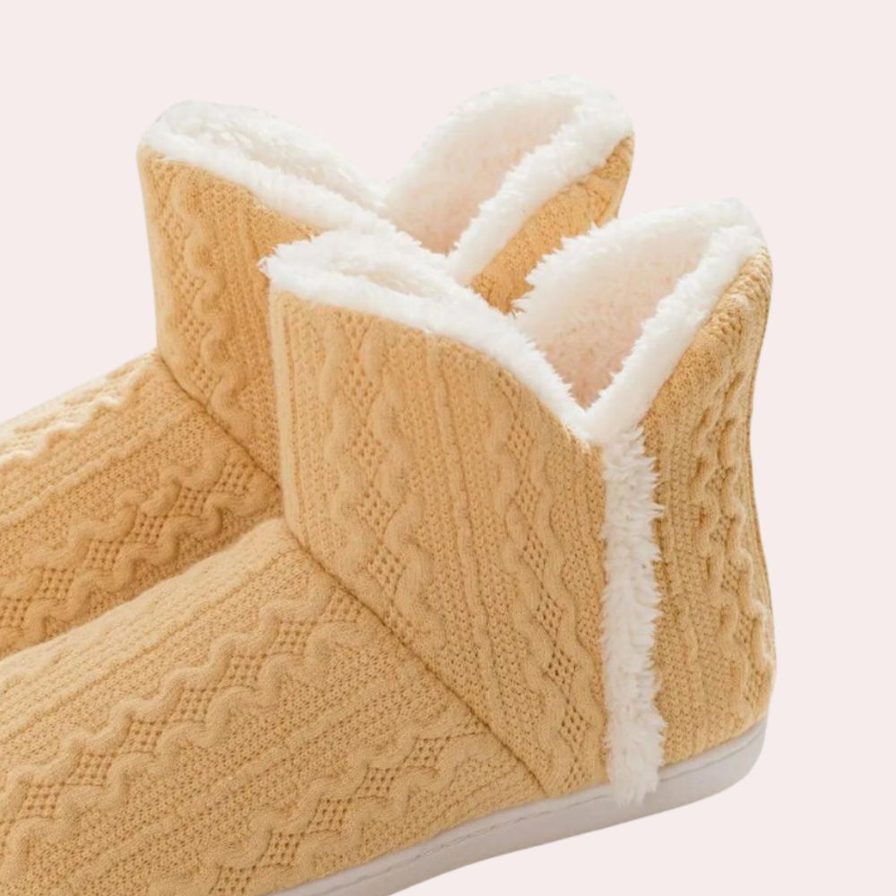 Beige gebreide pantoffels met witte pluche voering, warme winterhuispantoffels, comfortabele antislip zool, ideaal voor koude dagen.