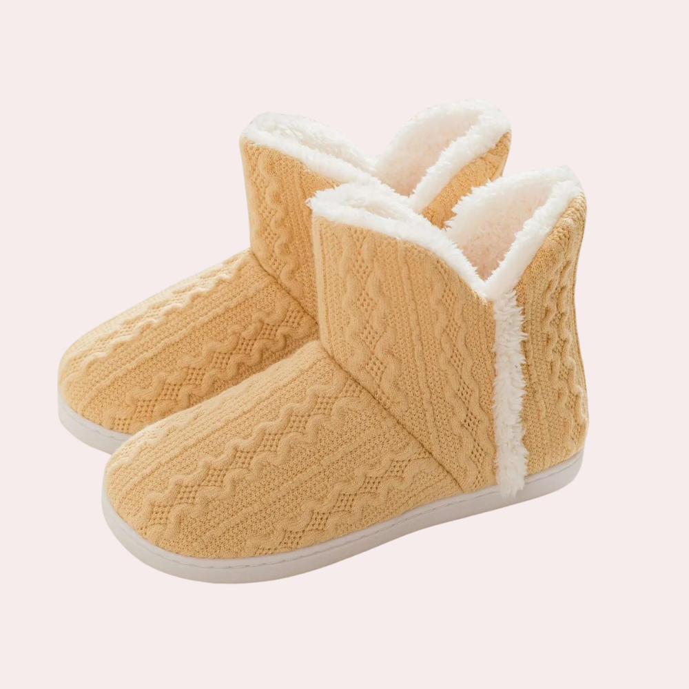 Beige gebreide pantoffels met witte voering, warme winter sloffen, antislip zool, comfortabele dames huisschoenen, modieus en knus ontwerp.