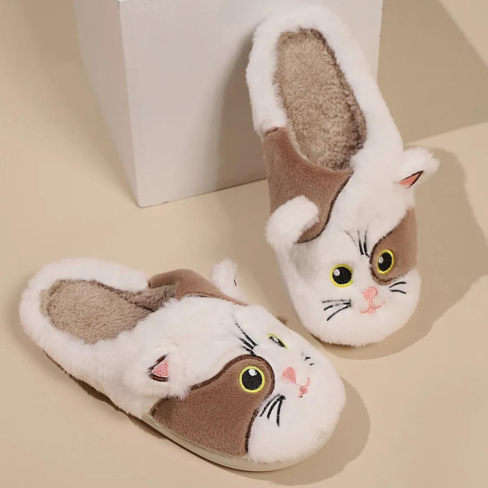 Pluche pantoffels met kattengezicht, bruine en witte kleuren, zachte voering, comfortabele dames slippers, perfect voor binnengebruik.