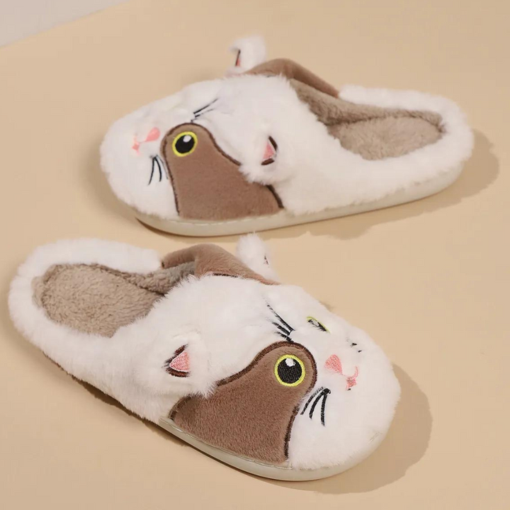 Pluche pantoffels met kattengezicht, bruin en wit, zachte voering, comfortabele dames slippers, perfect voor binnengebruik, schattig design.