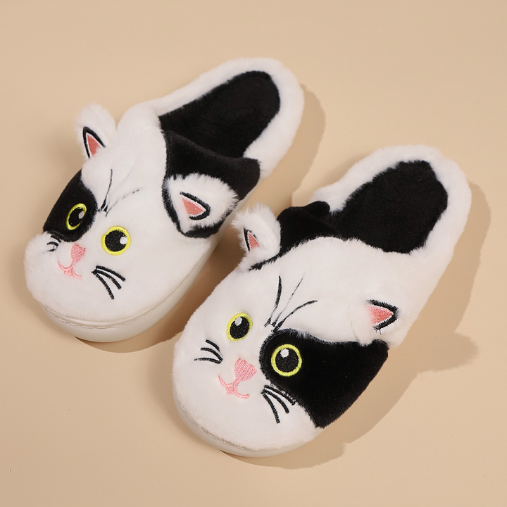 Zwarte en witte kattenpantoffels met schattig ontwerp, pluizige stof en geborduurde details. Perfect voor comfort en stijl in huis.