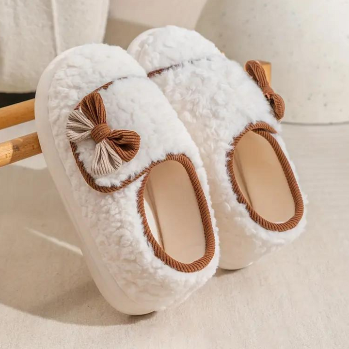 Witte pluche pantoffels met bruine strik, comfortabele dameshuisschoenen, warme wintermode, antislip zool, perfect voor thuisgebruik.