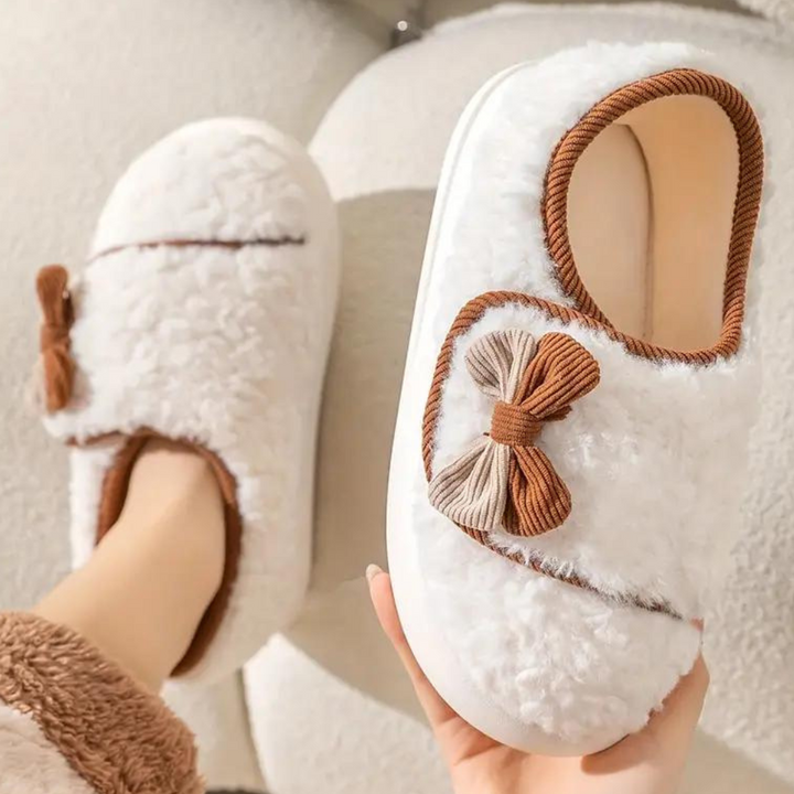 Witte pluche pantoffels met bruine strik en decoratieve rand, comfortabele winterse huisschoenen voor dames, warme en zachte voering.