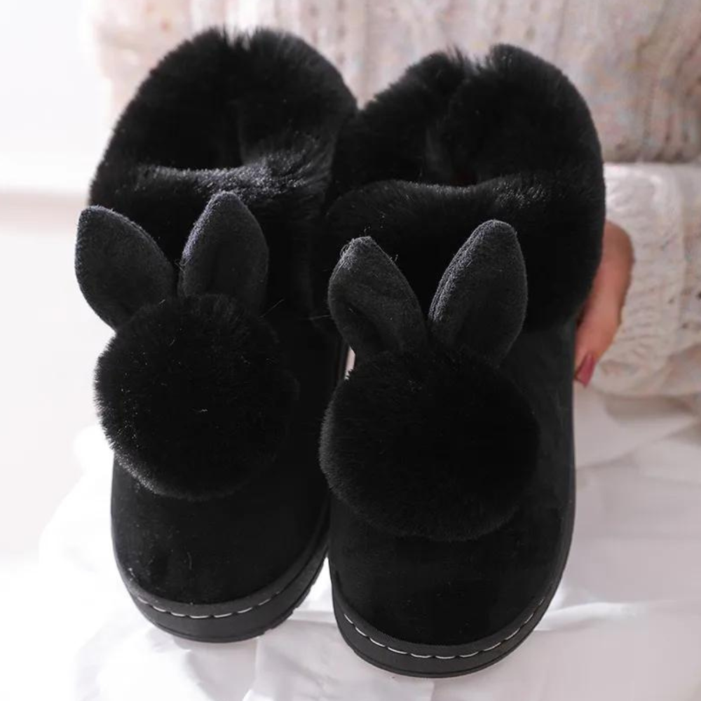 Zwarte pluche pantoffels met konijnenoren en pompons, warme winterse huisschoenen voor dames, comfortabele en stijlvolle indoor slippers.