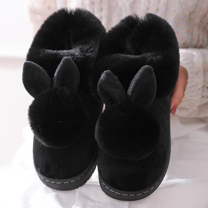 Zwarte pluche pantoffels met konijnenoren en pompons, warme winterse huisschoenen voor dames, comfortabele en stijlvolle indoor slippers.