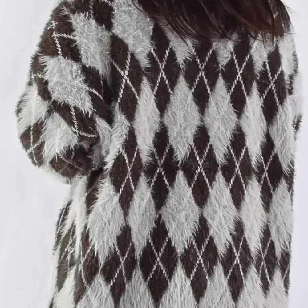 Damestrui met harig argyle-patroon in bruin en wit, modieuze winterkleding, warme gebreide stof, trendy damesmode, comfortabele stijl.