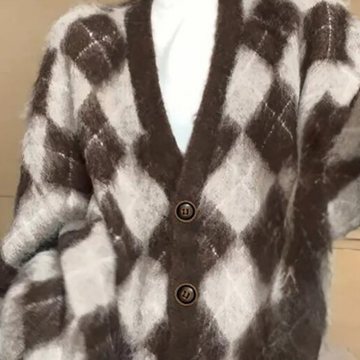 Bruin-wit geruite damescardigan met knopen, zachte textuur, modieus ontwerp. Perfect voor herfst- en wintermode. Comfortabele en stijlvolle kleding.