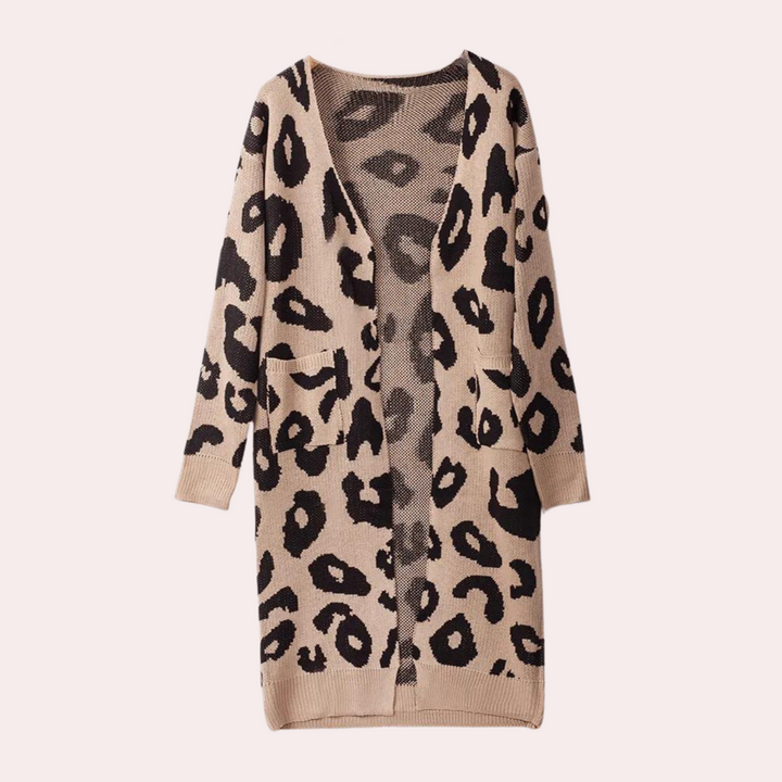 Lange beige cardigan met zwarte luipaardprint, open voorkant en zakken. Modieuze dameskleding, perfect voor herfst- en winterseizoenen.